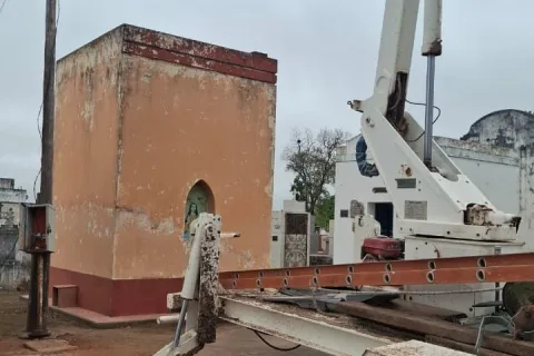 Manteniendo en condiciones un lugar de memoria y respeto