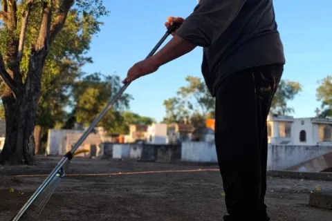 Mantenimiento permanente en el Cementerio local