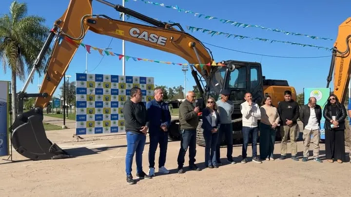 Presentación de nueva excavadora CX220C